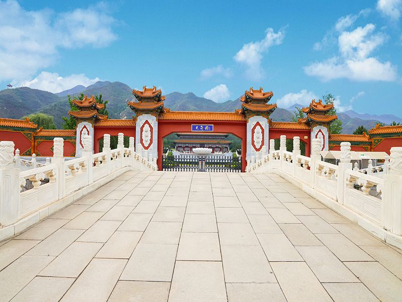 天寿陵园和凤凰山陵园的距离远吗（哪个陵园价格更高）